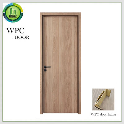 Un buon prezzo. Progettazione di legno del pannello WPC delle porte residenziali composite del PVC HDF in linea