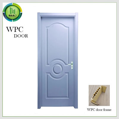 Un buon prezzo. Porta WPC per interni moderna, con telaio WPC durevole, resistenza all'umidità, design insonorizzato e finiture superficiali personalizzabili in linea