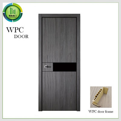 Un buon prezzo. La pelle di legno solida impermeabile del PVC della porta di WPC ha finito l'uso dell'appartamento in linea